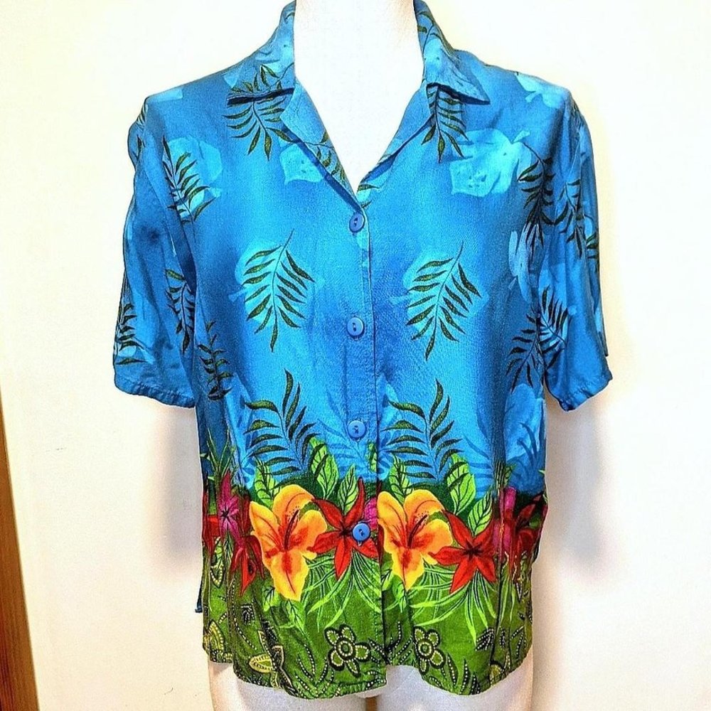 Vintage Women's Hawaiian Floral Tropical Button Down Shirt in Medium